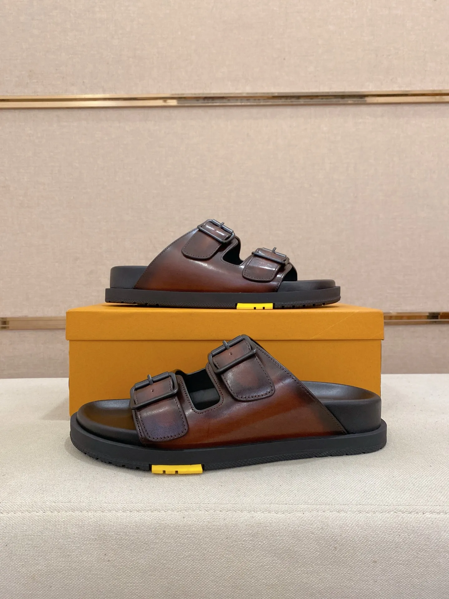 Factory price: 420💰Made by LV🔍Top purchasing agent. Men's spring and summer slippers are available at the same counter. The uppers are made of cowhide imported from Italy. High-quality craftsmanship, soles: original soles specially provided by the original factory, exclusive movable molded soles are super comfortable, original factory follow-up goods, 🔍🔍high quality, can be entered and exited the counter at will, welcome to compare, code number 38-44. Can be customized45